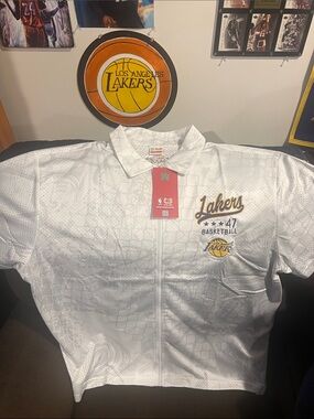 Men’s Official NBA Los Angeles Lakers White Zip-Up Basketball Shirt.